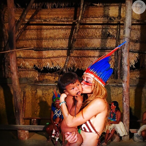 Sabrina Sato abraça menino índigena ao visitar aldeia no Amazonas