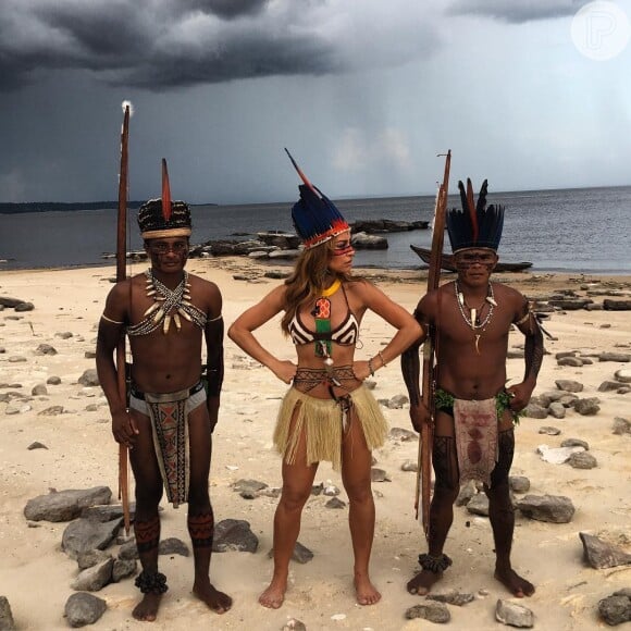 Sabrina Sato posa ao lado de indígenas em aldeia na região do Rio Negro