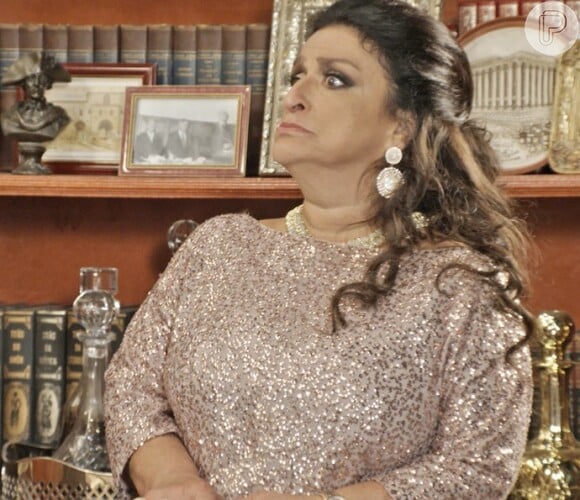Teodora (Grace Gianoukas) fica possessa com a chantagem e ameaça matar Safira (Cristina Pereira), na novela 'Haja Coração'