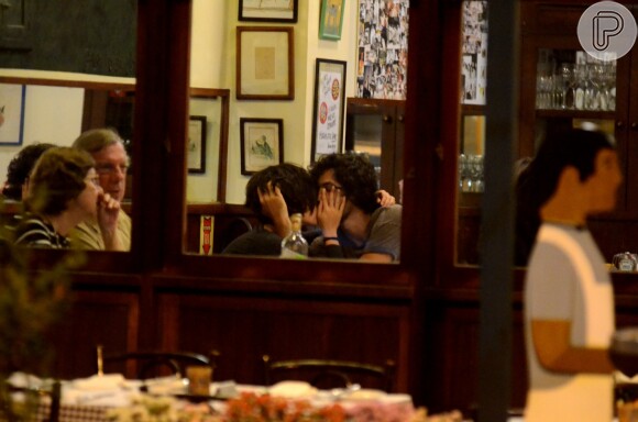 Gabriel Leone e Carla Salle trocam beijos apaixonados durante jantar em restaurante no Rio de Janeiro, na noite desta quinta-feira, 27 de outubro de 2016