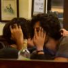 Gabriel Leone e a namorada, Carla Salle, se beijam em restaurante