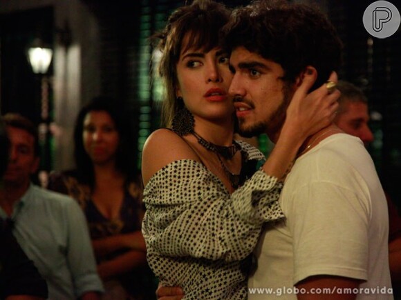 Apaixonados, Michel (Caio Castro) e Patrícia (Maria Casadevall) estão morando juntos, em 'Amor à Vida'