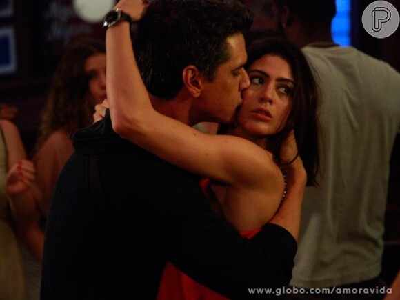 Silvia (Carol Castro) está morando com Guto (Márcio Garcia), mas não quer se divorciar de Michel (Caio Castro), em 'Amor à Vida'