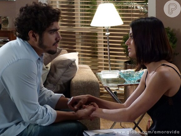 Michel (Caio Castro) tenta convencer Silvia (Carol Castro) a lhe dar o divórcio, em 'Amor à Vida'