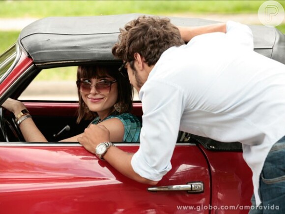 Patrícia (Maria Casadevall) deixa Michel (Caio Castro) falando sozinho, pega o carro e vai embora depois do pedido de casamento, em 'Amor à Vida'