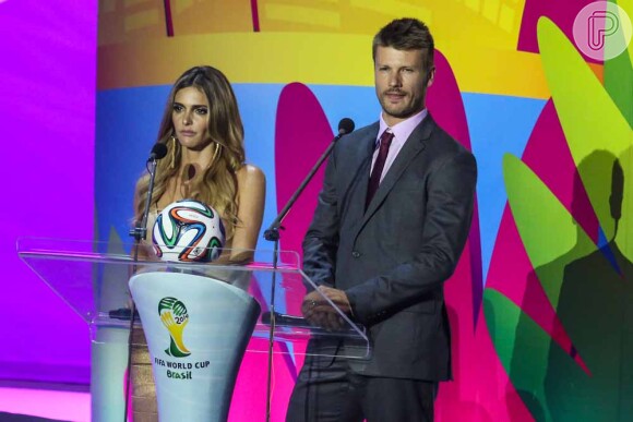 Após ser ecolhido para apresentar os sorteios dos jogos da Copa do Mundo, o casal enfrentou uma polêmica por terem ocupado o lugar que seria de Camila Pitanga e Lázaro Ramos