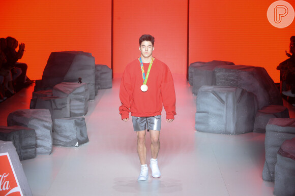 Arthur Nory desfila pela Coca-Cola Jeans