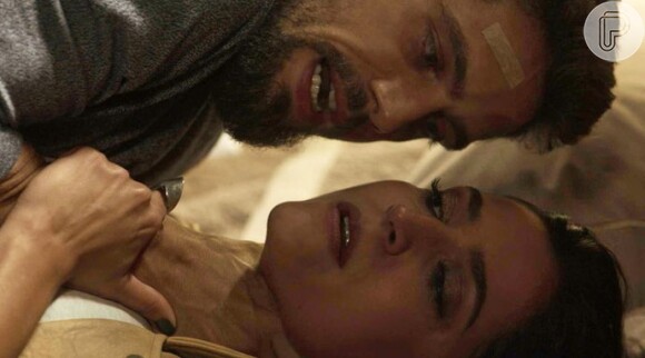 Cesar (Rafael Cardoso) dá uma superdose de calmantes a Carolina (Maria Joana) e ela desmaia, na novela 'Sol Nascente'