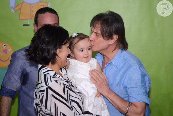 Roberto Carlos posou todo feliz ao lado de Laura, sua sétima neta