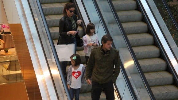 Giovanna Antonelli e marido levam as gêmeas Antônia e Sofia ao shopping