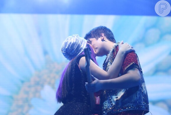 Larissa Manoela e o namorado, João Guilherme, trocaram beijos no palco do show 'Cúmplices de Um Resgate' neste sábado, 29 de outubro de 2016