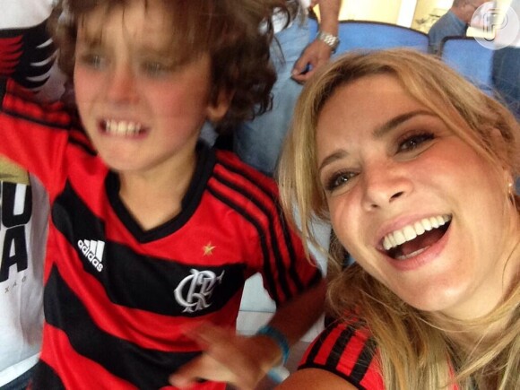 Christine Fernandes e o filho, Pedro, de 8 anos, vibram com a vitória do Flamengo no Maracanã