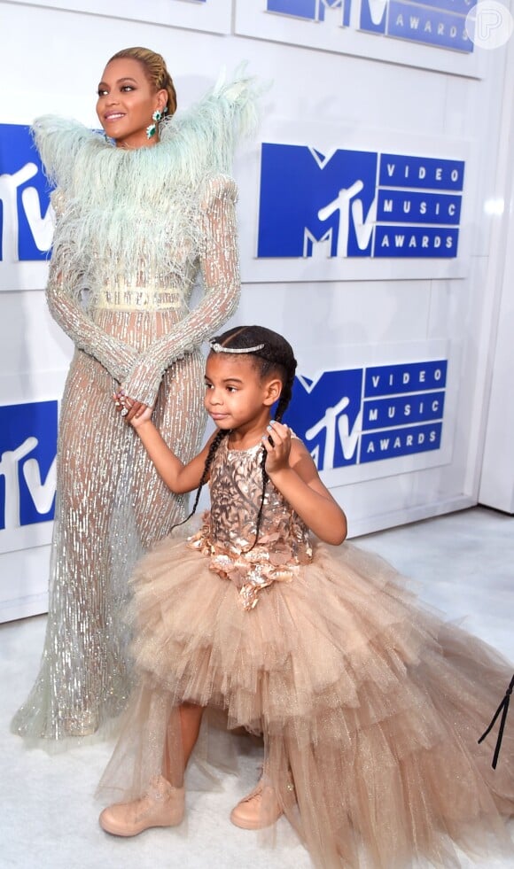 Filha de Beyoncé, Blue Ivy também usou uma fantasia para festa do Dia das Bruxas ao lado dos pais
