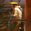 Enzo Celulari e Rafaella Rique se beijam no aniversário de Claudia Raia, em 23 de dezembro de 2013