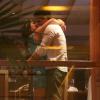 Enzo Celulari e Rafaella Rique se beijam no aniversário de Claudia Raia, em 23 de dezembro de 2013