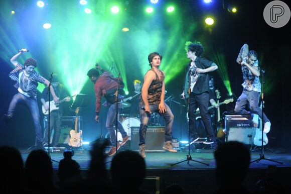 Para promover a novela, a banda fictícia 4.4 subiu ao palco do Teatro Rival, no Rio