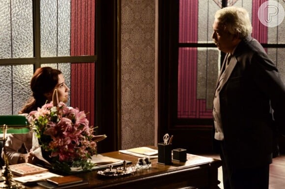 Laura (Marjorie Estiano) recebe flores do novo chefe, o senador Laranjeiras (Dudu Sandroni), em 'Lado a Lado'