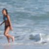 Agatha Moreira, de biquíni, curte praia com colegas de 'Haja Coração' nesta terça-feira, dia 01 de novembro de 2016
