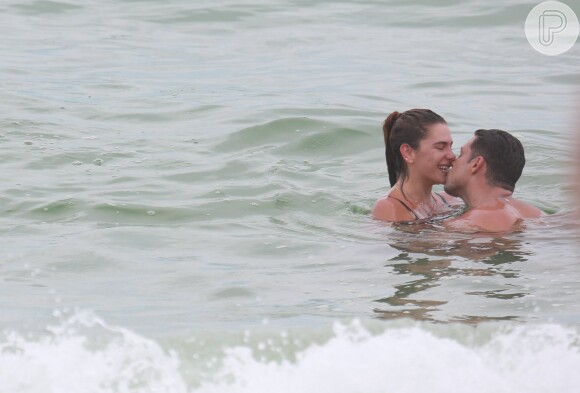 Mariana Goldfarb e o namorado, Cauã Reymond, foram clicados trocando beijos na praia