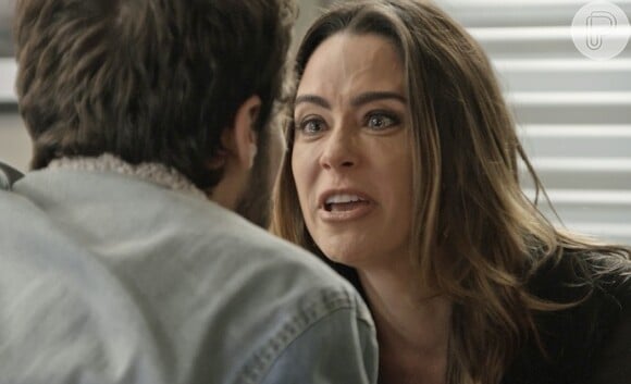 Bruna (Fernanda Vasconcellos) fica descontrolada ao saber que Camila (Agatha Moreira) descobriu o esconderijo
