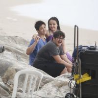 Larissa Manoela e o namorado, João Guilherme, filmam em praia do Rio. Fotos!