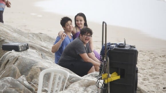 Larissa Manoela e o namorado, João Guilherme, filmam em praia do Rio. Fotos!