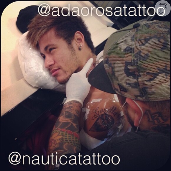 Neymar faz mais duas tatuagens para sua coleção, em 25 de dezembro de 2013