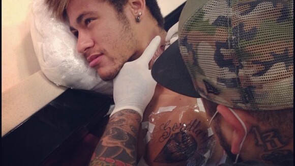 Neymar faz tatuagem no pescoço e homenageia a irmã, Rafaella Beckran