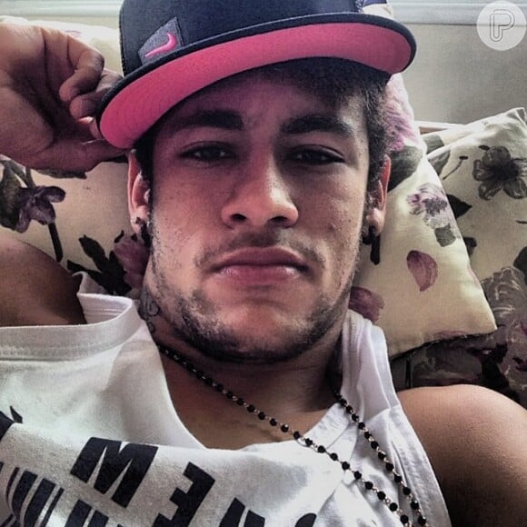 Neymar também tatuou o pescoço com a frase 'Tudo passa'