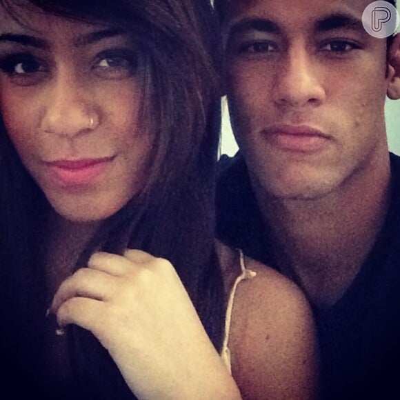 Neymar fez outra tatuagem em homenagem à irmã, Rafaella. O jogador desenhou um diamante com a palavra Sorella, irmã em italiano