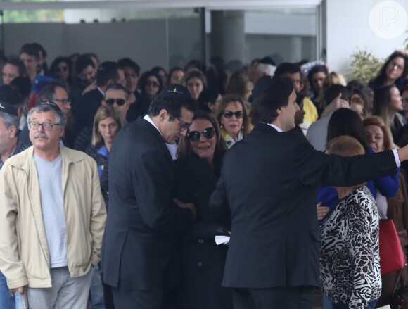 Luciano Szafir permaneceu ao lado da mãe durante o velório e enterro da irmã