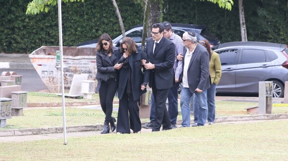 Luciano Szafir consola a mãe, Beth Szafir, no enterro da irmã em SP. Fotos!