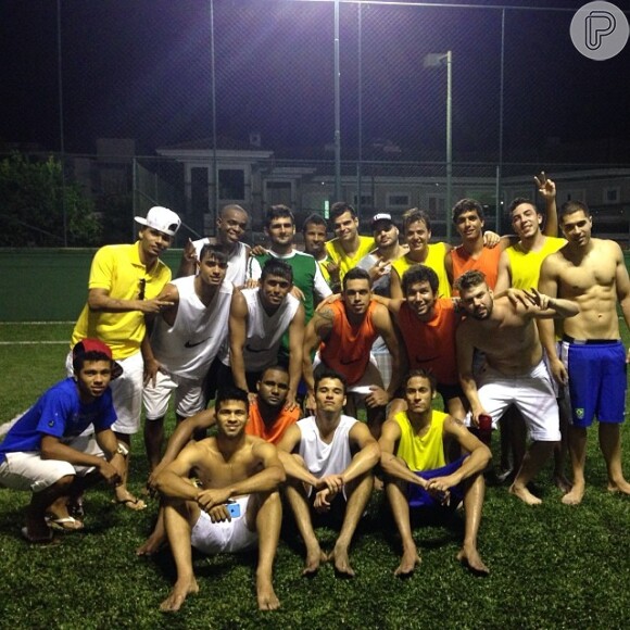 Mas de noite, o namorado de Bruna Marquezine confirmou que é mesmo louco por futebol. Mesmo longe da Espanha, onde joga pelo Barcelona, Neymar reuniu amigos para uma partida: 'Futebolzinho hoje!!', comemorou em seu Instagram