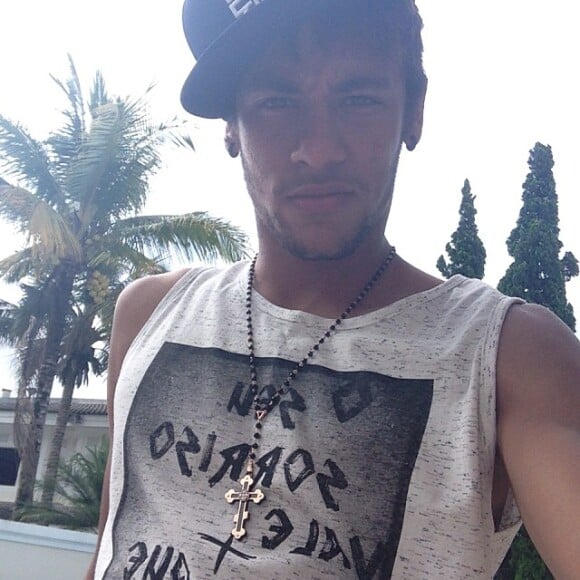 Neymar veio ao Brasil para passar o Natal e, nesta quarta-feira, 25 de dezembro de 2013, o jogador publicou várias fotos suas em seu Instagram