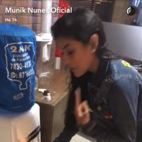 Ex-BBB Munik malha com calça transparente e casaco jeans: 'Pernas bambas'. Vídeo