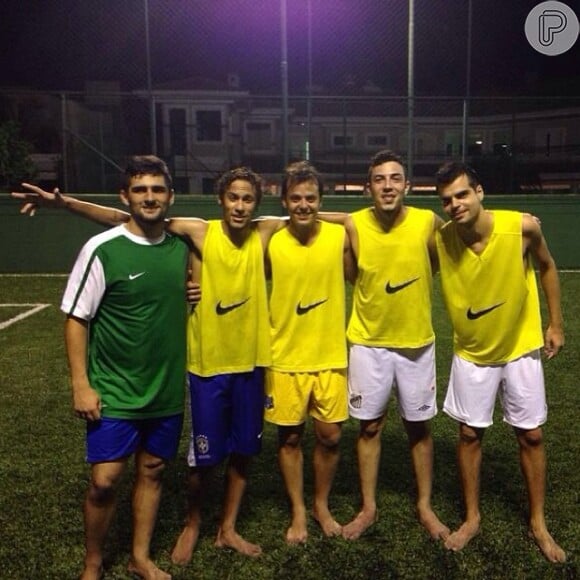 Neymar joga futebol com amigos