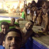 Neymar curte piscina de madrugada com amigos após jogar futebol