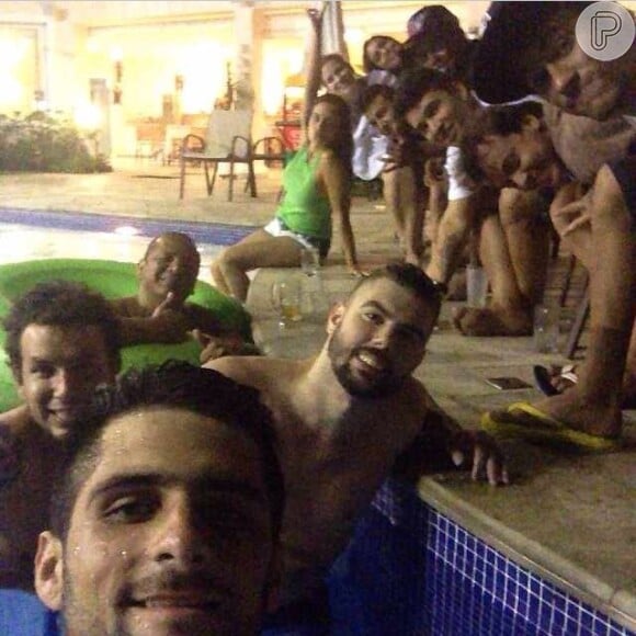 Neymar curte piscina com amigos, em 26 de dezembro de 2013