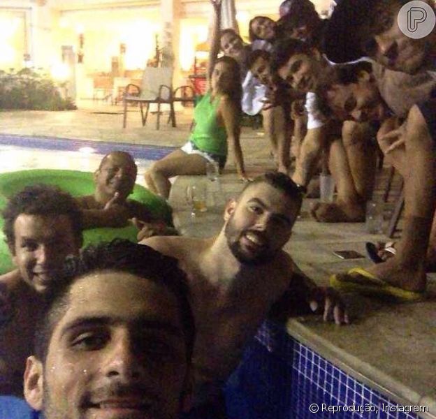 Neymar Curte Piscina De Madrugada Com Amigos Apos Jogar Futebol Purepeople