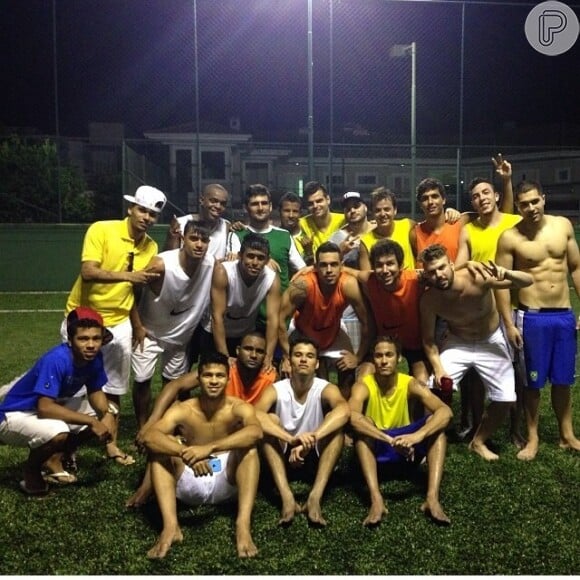 Neymar se diverte com amigos jogando futebol