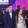 Larissa Manoela e João Guilherme Ávila dão beijo apaixonado após apresentação no Teleton