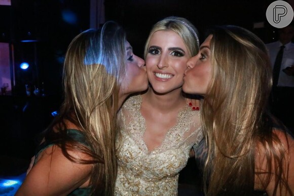 Marina Ruy Barbosa, sem Xandinho Negrão, brilha em casamento com look decotado e costas nuas. Evento aconteceu na noite de sábado, 05 de novembro de 2016