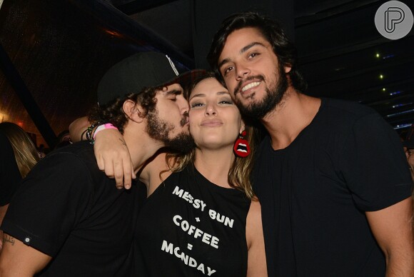 Caio Castro também esteve na festa e posou para as fotos beijando uma amiga