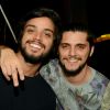 Bruno Gissoni e o irmão Rodrigo Simas aproveitam folga para se divertir em festa no Alto da Boa Vista, no Rio