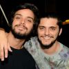 Bruno Gissoni curte festa com o irmão Rodrigo Simas após sua namorada, Yanna Lavigne, anunciar gravidez
