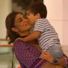 Juliana Paes ganhou um beijo carinhoso de seu filho caçula em passeio no Rio neste domingo, 6 de novembro de 2016