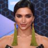 A atriz indiana Deepika Padukone chamou a atenção de todos com seus maxibrincos de tassel com pedras semipreciosas da marca Valliyan de 4,500 rúpias indianas, equivalente a 216 reais