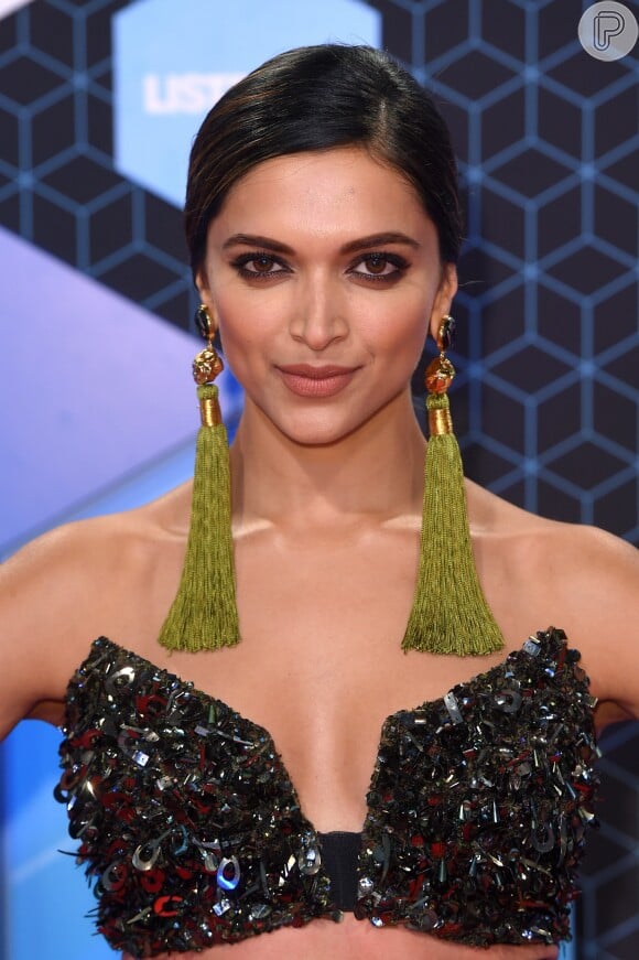 A atriz indiana Deepika Padukone chamou a atenção de todos com seus maxibrincos de tassel com pedras semipreciosas da marca Valliyan de 4,500 rúpias indianas, equivalente a 216 reais