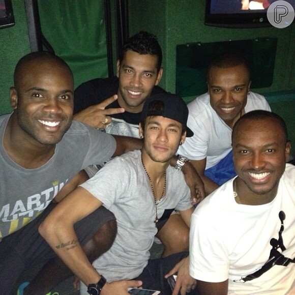 Neymar iniciou as suas comemorações de Réveillon com os amigos Thiaguinho, Alexandre Pires e Rafael Zulu, nesta quinta-feira, 26 de dezembro de 2013