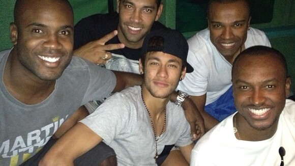Neymar festeja com Thiaguinho e amigos: 'Réveillon está só começando'
